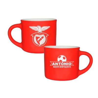 Duas canecas vermelhas com símbolos e texto do Benfica.