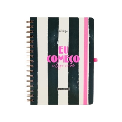 Agenda com capa riscada preto e branco com texto rosa e elástico cor-de-rosa