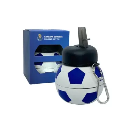Garrafa squeeze formato bola de futebol azul e branca com tampa preta e mosquetão