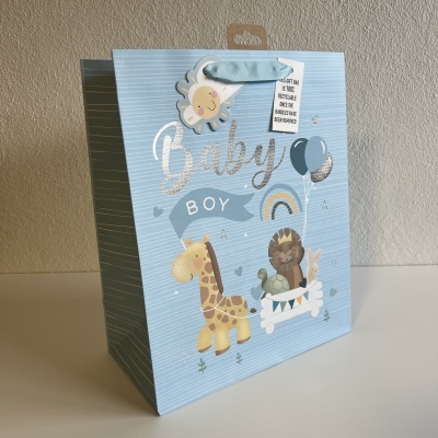 Saco de presente azul para bebé com ilustrações de giraffe, leão e balões