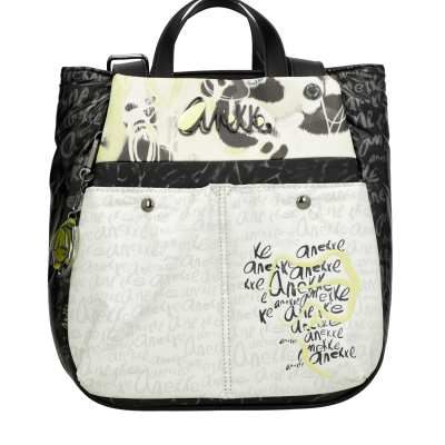 Mochila colorida em tons de preto, cinzento, branco e amarelo com padrão repetido da palavra anekke e dois bolsos frontais