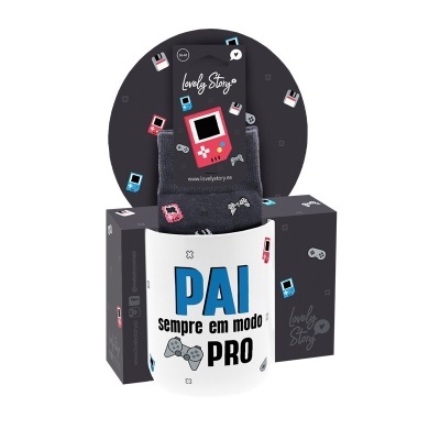 Caneca branca com texto e comando de videojogo com meias pretas e embalagem preta