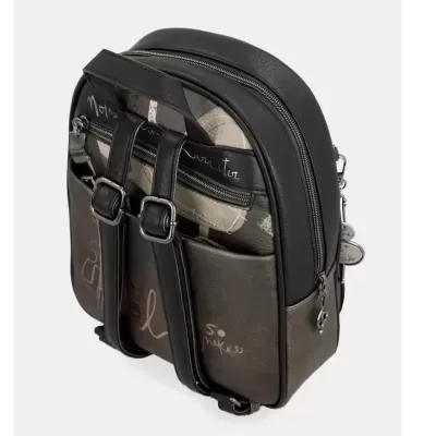 Mochila pequena preta e cinzenta com alças e bolsos visíveis