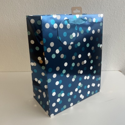Saco de papel azul com padrão de bolinhas brancas e azuis claro