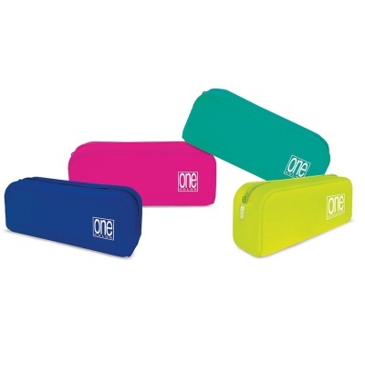 Conjunto de quatro estojos coloridos em tecido com zíper e logotipo one