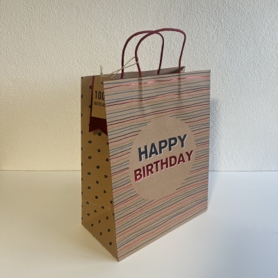 Saco de presente de papel castanho com padrão de riscas e texto Happy Birthday