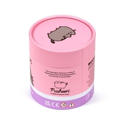 Embalagem cilíndrica rosa e lilás com gato Pusheen desenhado no topo