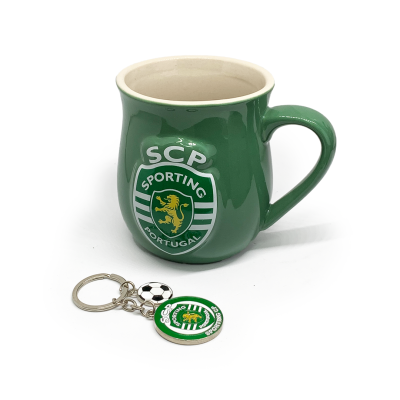 Caneca verde SCP com porta-chaves em fundo branco