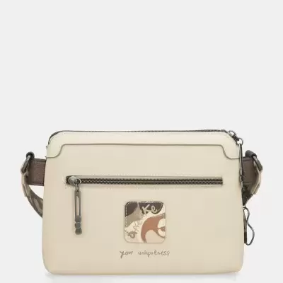 Mala pequena bege com fecho e emblema decorativo