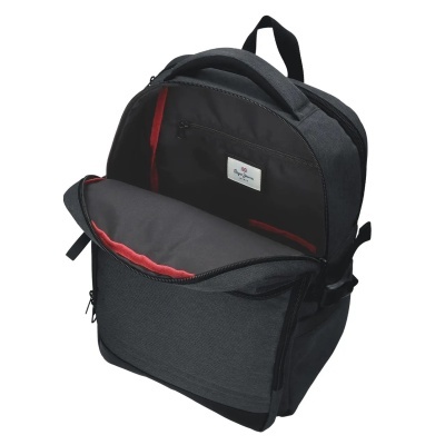 Mochila cinzenta com bolso principal aberto mostrando interior preto e vermelho e etiqueta Pepe Jeans London