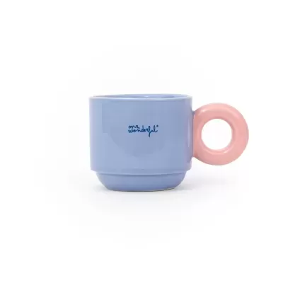 Caneca azul com asa rosa e texto mr. wonderful