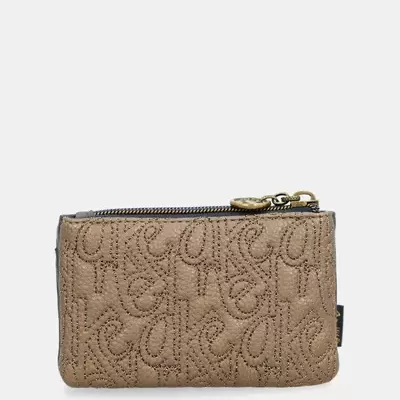 Carteira pequena bege com padrão de costura CAKE e fecho metálico dourado