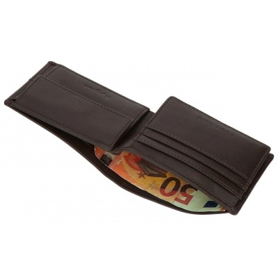 Carteira masculina de couro castanho escuro com notas de 50 euros.