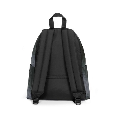 Mochila preta vista de costas com alças acolchoadas e laterais com padrão cinza escuro