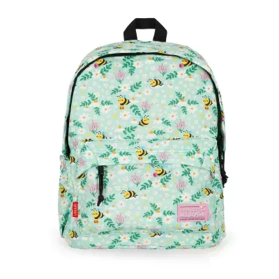 Mochila azul claro com padrão de abelhas, flores e folhas, bolso frontal e duas etiquetas com texto