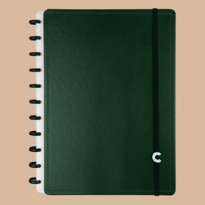 Caderno com capa verde, argolas pretas e elástico preto