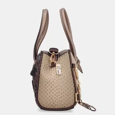 Bolsa bege e castanho com textura em relevo e pendente dourado, vista lateral