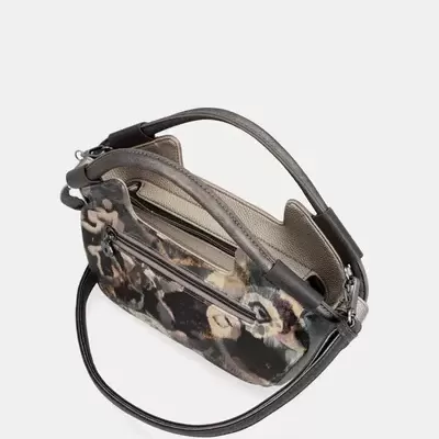 Mala de ombro com padrão abstrato em tons castanho, preto e bege e interior bege.