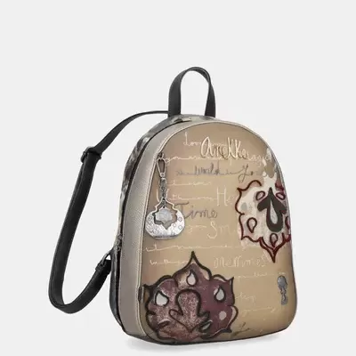 Mochila pequena bege com padrões florais e alças pretas