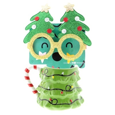 Caneca com formato de árvore de Natal e óculos festivos com árvores de Natal