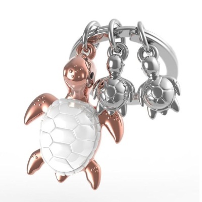 Porta-chaves com três figuras de tartaruga em metal prateado e rosa dourado