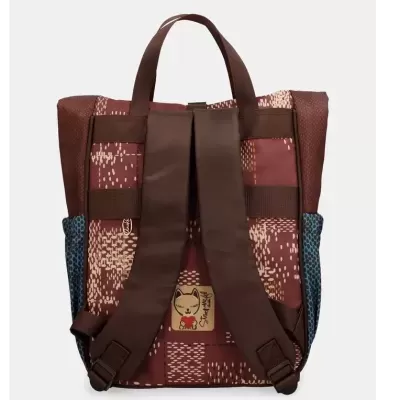 Mochila castanha com padrão colorido e etiqueta com desenho de gato