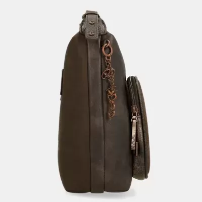 Mochila castanha escura com pendente de corações metálicos