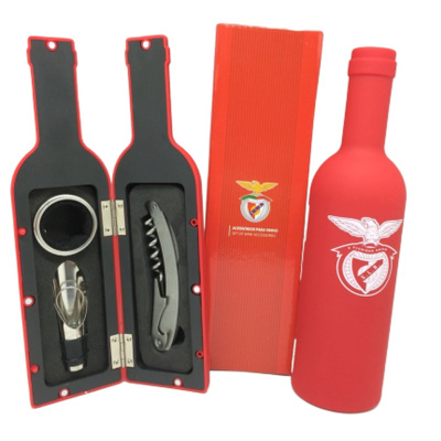 Conjunto de acessórios para vinho em caixa forma de garrafa vermelha com acessórios metálicos e embalagem vermelha