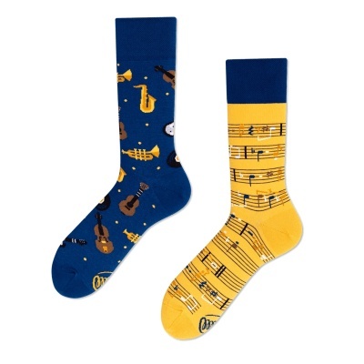 Par de meias coloridas com temas musicais em fundo branco.