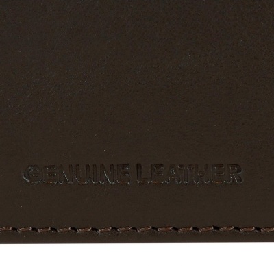 Couro genuíno castanho escuro com costura e inscrição em relevo