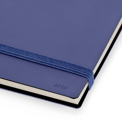 Caderno ou agenda azul com elástico e número 2026 na capa