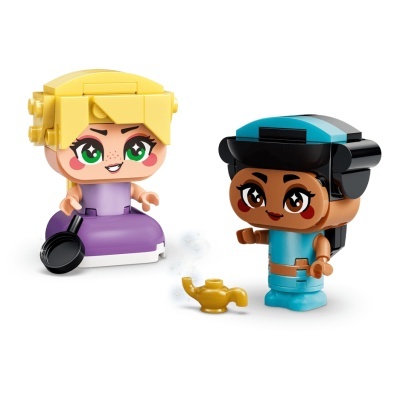 Duas figuras de brinquedo estilo blocos de montar com acessórios