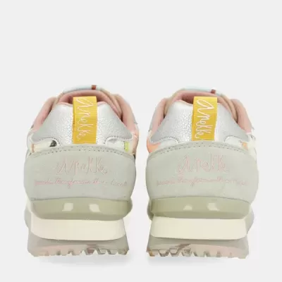 Ténis cinza claro com detalhes rosa e amarelo vistos de trás