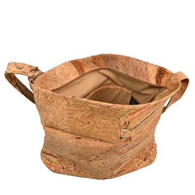 Bolsa de cortiça com padrão natural e interior forrado bege