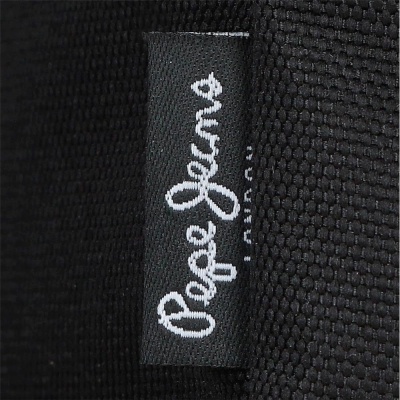 Etiqueta preta com texto branco Pepe Jeans LONDON em tecido preto