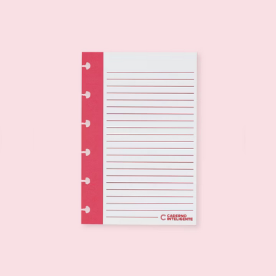 Folha de caderno branca com linhas e borda vermelha sobre fundo rosa claro