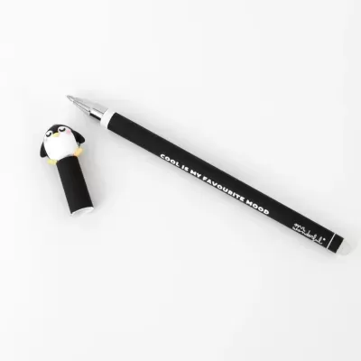 Caneta preta com tampa de pinguim e texto branco