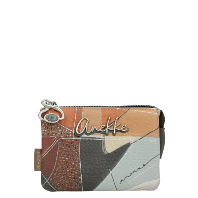 Carteira pequena multicolorida da marca Anekke com padrões geométricos e detalhes em tachas douradas.