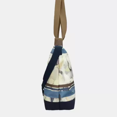 Bolsa de ombro com padrão abstrato em tons claros e detalhes em azul e castanho