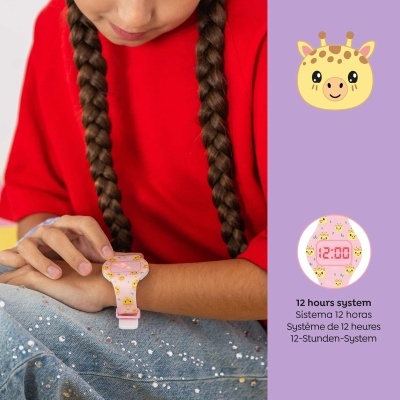 Relógio digital infantil rosa com padrão de girafas e corações e visor digital a mostrar 12:00.