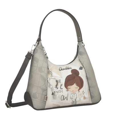 Mala de ombro cinzenta com desenho de rapariga e pendente decorativo.