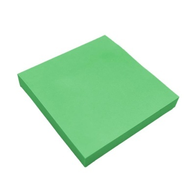 Bloco de notas quadrado com folhas verdes