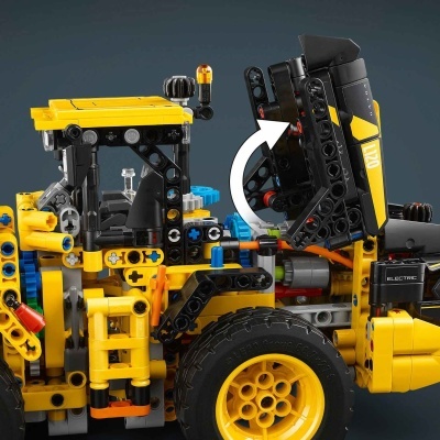 Modelo LEGO de máquina industrial amarela e preta com etiquetas L120 e ELECTRIC