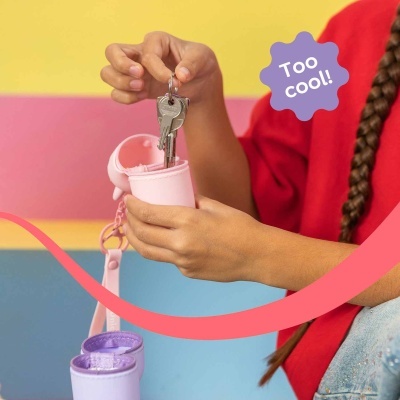 Chaveiros porta-chaves rosa e lilás em material sintético com zíper e alça.