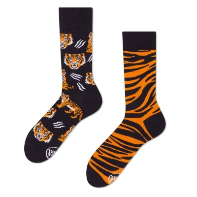 Par de meias com padrões de tigres em preto e laranja