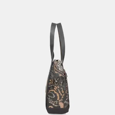 Mala tote em tecido com padrão floral e alças pretas vista de lado