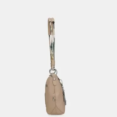 Mala de mão bege com alça colorida e detalhes metálicos vista de perfil