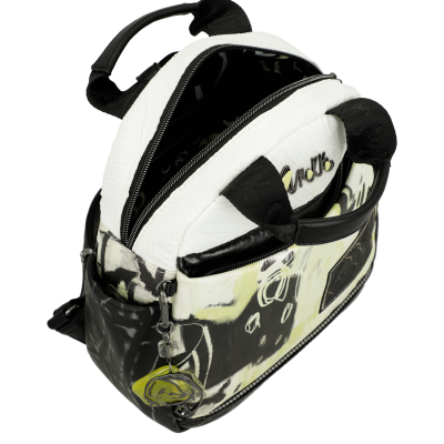 Mochila pequena branca com padrão abstrato e alças pretas