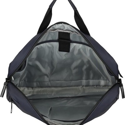 Mala desportiva azul escuro aberta mostrando interior cinza com divisórias e alças pretas