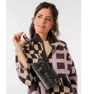 Carteira preta em couro com gravuras e texto Relish e alça para pulso, mulher com casaco xadrez castanho e lilás